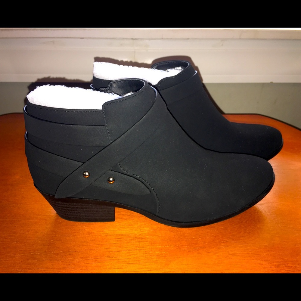 Women's Fashion Closed Toe Multi Strap Ankle Bootie w\Block Heel.